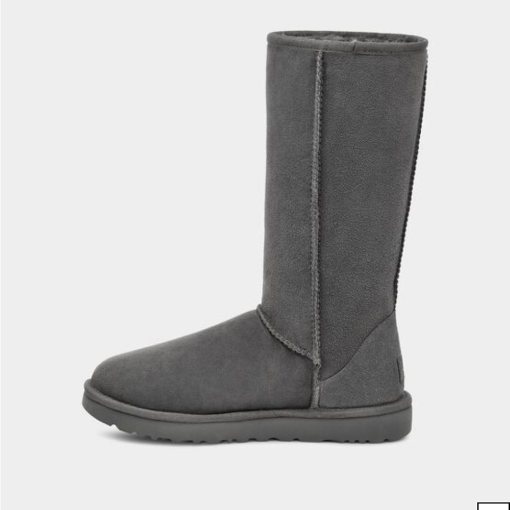 CLASSIC TALL GRAY UGGS  lightly used. Great condition